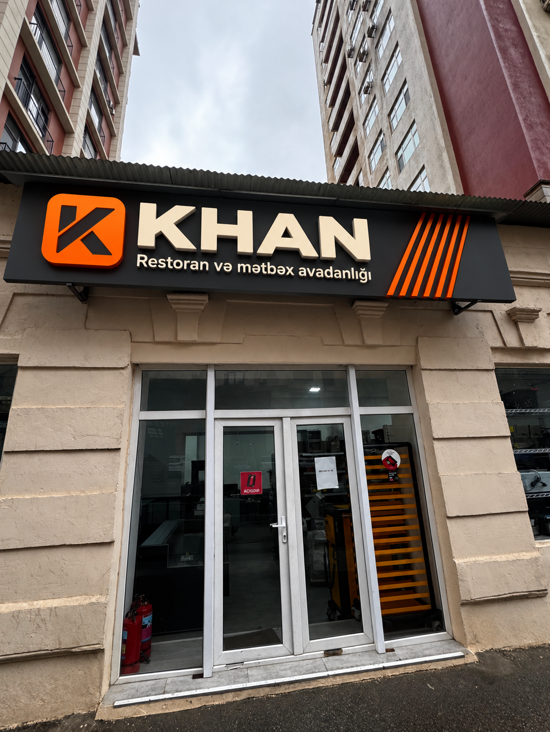 KHAN — Restoran və mətbəx avadanlıqları mağazasının Bakıdakı girişi